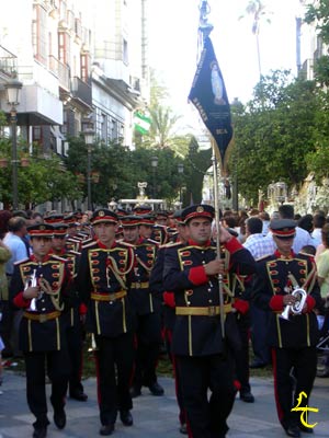 La banda de la milagrosa abriendo paso