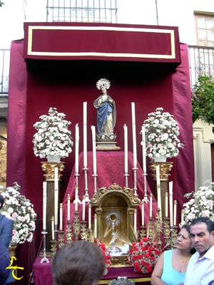 Altar montado conjuntamente las hermandades de las Angustias y Cinco Llagas